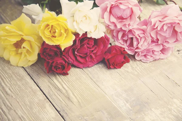 Roses on table — Stock Photo, Image