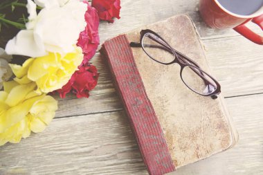 Gül, kahve ve kitap