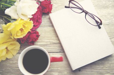 Gül, kahve ve kitap