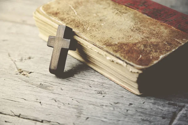 Хрест і книги — стокове фото