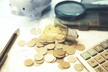 Sikke ve hesap makinesi ile Piggy banka