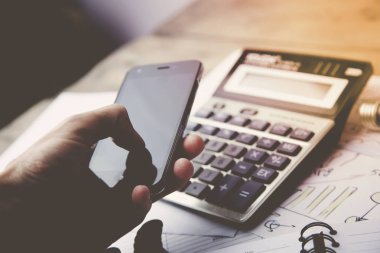 Ofiste çalışan adam. 