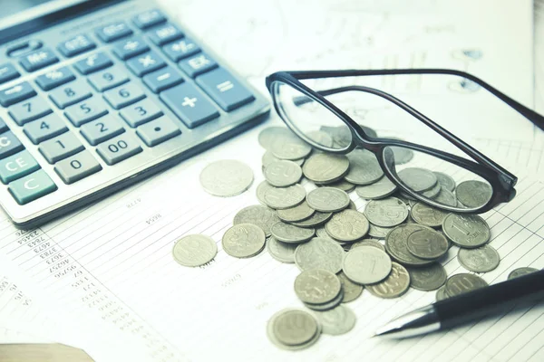 Деньги, калькулятор и очки — стоковое фото