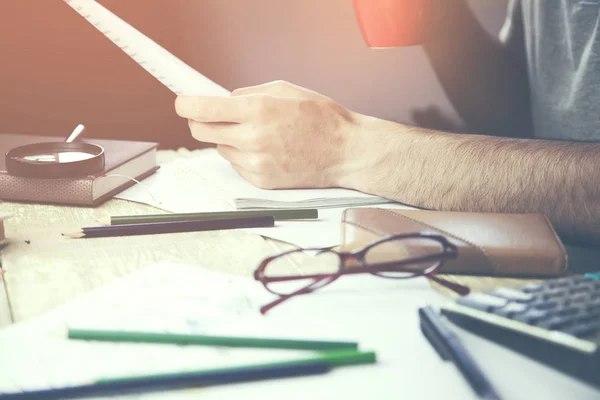 Homme travaillant au bureau — Photo