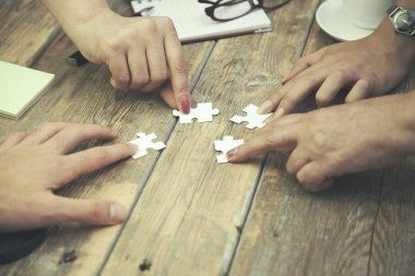 Takım bulmacalar üzerinde eller