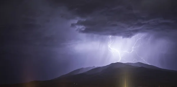 Blitz auf dem Berg — Stockfoto