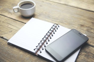 kahve, dizüstü bilgisayar ve telefon