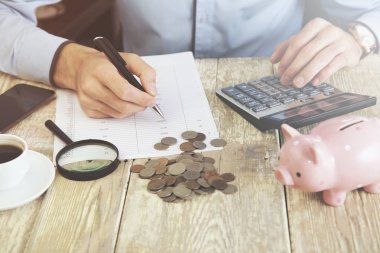 tablo üzerinde çalışan iş adamı