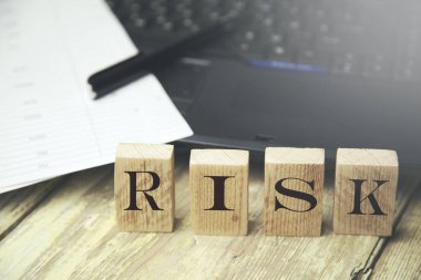 Ahşap küp üzerinde risk 