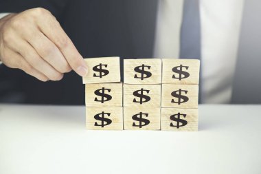 kahverengi ahşap masa üzerinde renkli sabit