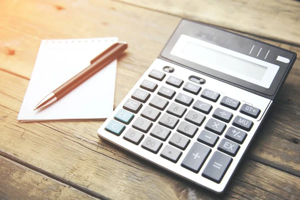 Ofis malzemeleri masanın üstünde.