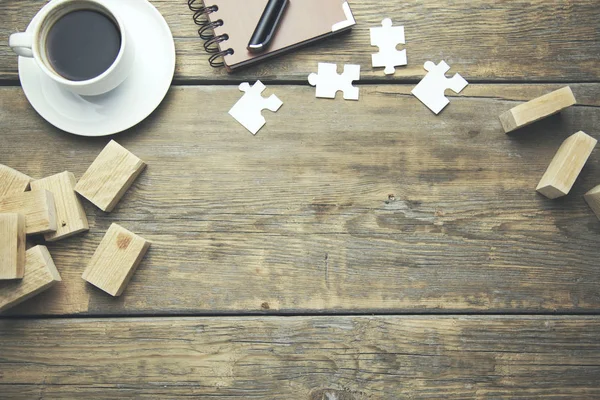 Taccuino, puzzle e blocchi di legno — Foto Stock