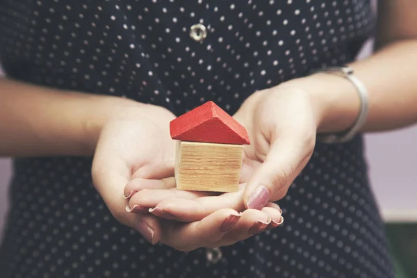 Vrouw hand huis — Stockfoto