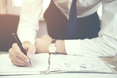 belgeler üzerinde çalışan iş adamı 