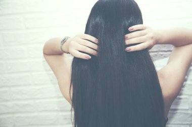 Saçına dokunan kadın