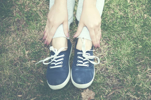 Loopschoenen op gras — Stockfoto