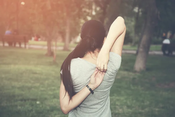 Vrouw doet oefening — Stockfoto