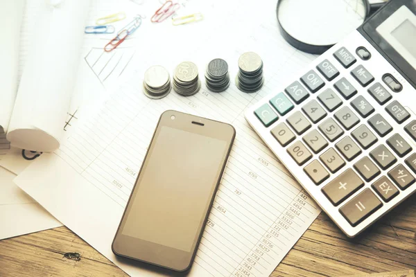 Teléfono, calculadora, dinero, documentos en la mesa de madera — Foto de Stock