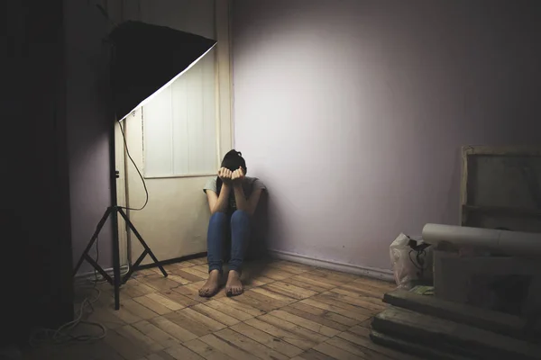 Triste mujer sentada — Foto de Stock