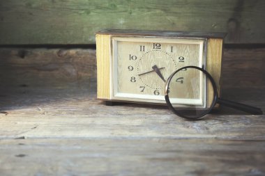 Büyüteç ile masa saati