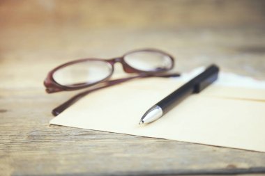 Masanın üzerine iş aksesuarları