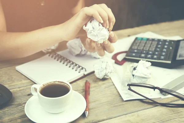 Vrouw hand papier — Stockfoto