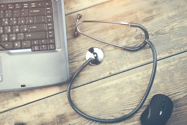 Uno stetoscopio medico e un notebook — Foto Stock