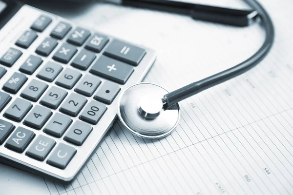  Steteskop ve hesap makinesi simge sağlık maliyetleri veya sağlık sigortası için