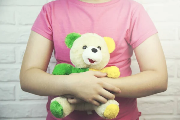 Urso de mão menina — Fotografia de Stock