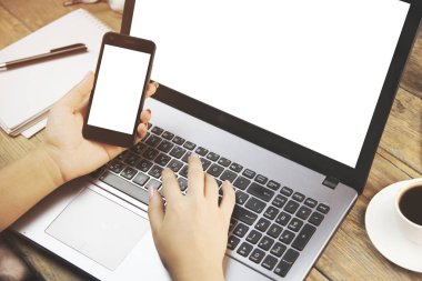 Bilgisayarda çalışan kadın