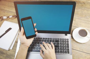 Bilgisayarda çalışan kadın