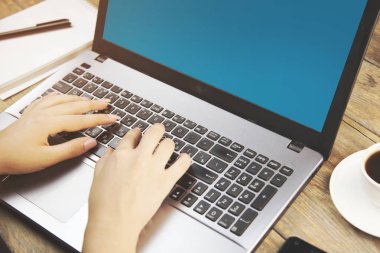 Bilgisayarda çalışan kadın