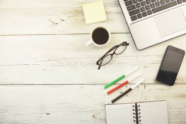 Office workspace klavye not defteri kahve Kupası ve ahşap masa üstünde smartphone ile.