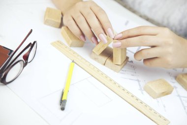 Kadın mimar oluşturur 