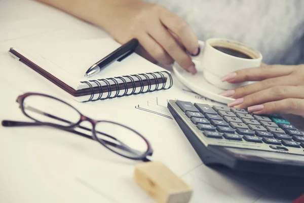 Woman working in office — Stock Photo, Image