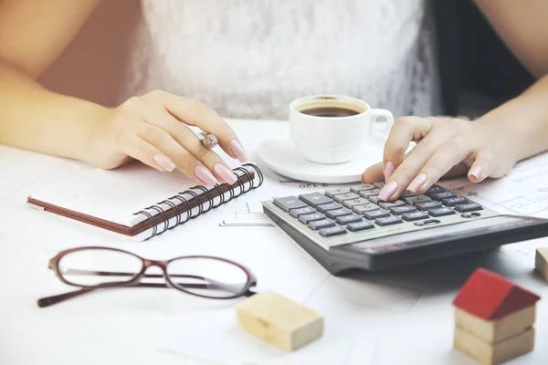 Femme travaillant au bureau — Photo