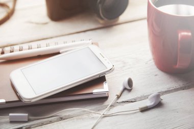 Ofis Masası not defteri, kahve fincanı, kalem, smartphone, kulaklık