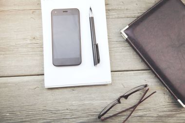 telefon üstünde defter