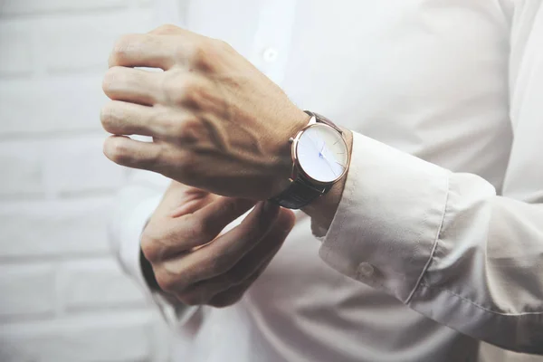 Muž rukou hodinky — Stock fotografie