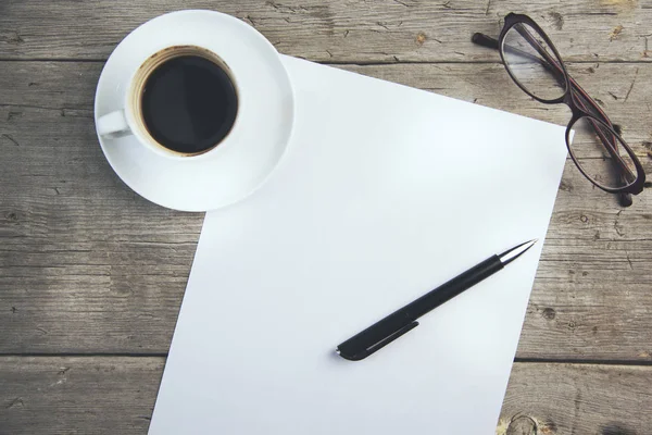 Xícara de café com documentos, caneta e óculos — Fotografia de Stock