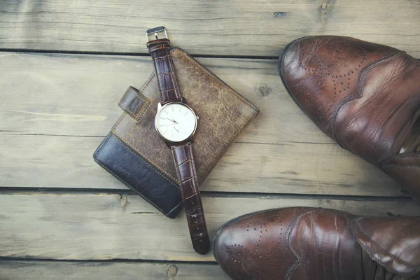 Zapatos de hombre, reloj y billetera — Foto de Stock