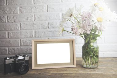 fotoğraf çerçevesi, çiçek ve kamera