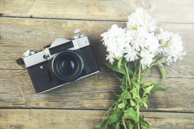 çiçekler ve kamera