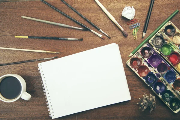 Suluboya, fırçalar ve not defteri