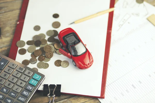 Автомобіль і гроші на столі — стокове фото