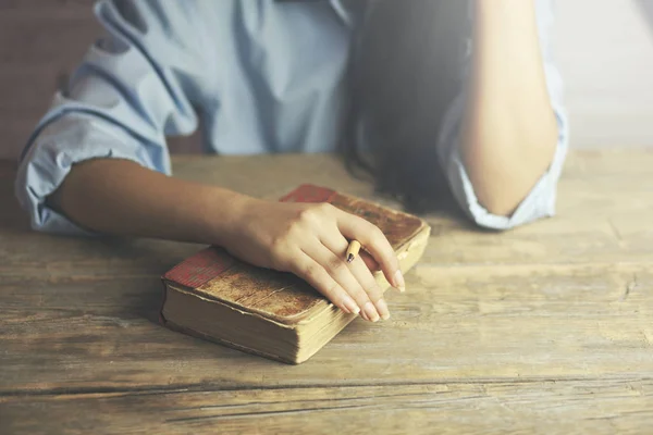 Donna mano sul libro — Foto Stock