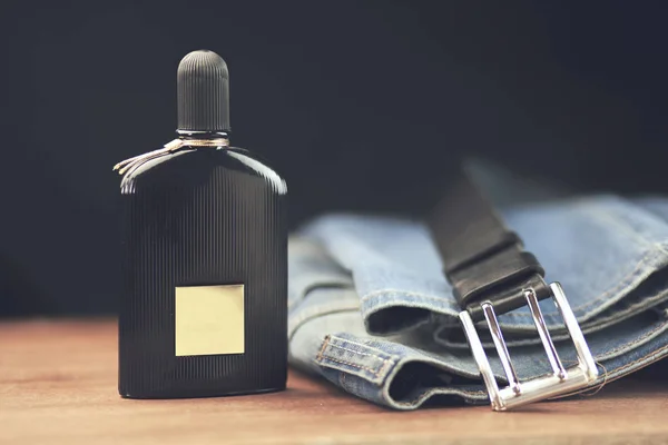 Parfum e jeans — Fotografia de Stock