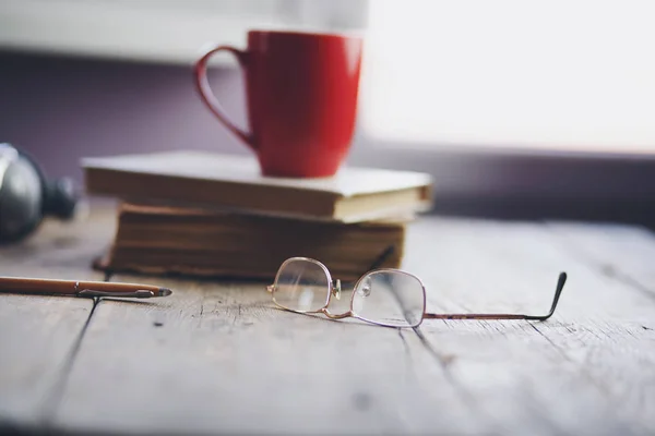 Tazza su libro — Foto Stock