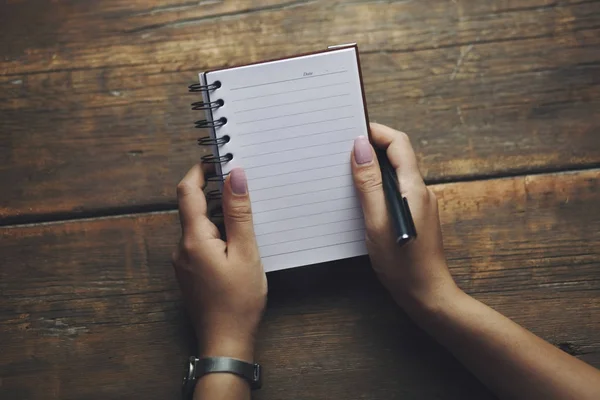 Γυναίκα χέρι στυλό και σημειωματάριο — Φωτογραφία Αρχείου