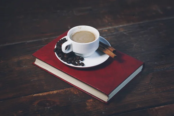 Tazza di caffè su libro — Foto Stock